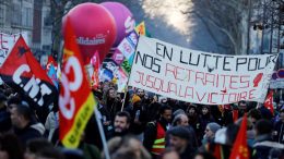 Manifestation parisienne contre la réforme des retraites en février 2020. (THOMAS SAMSON / AFP)